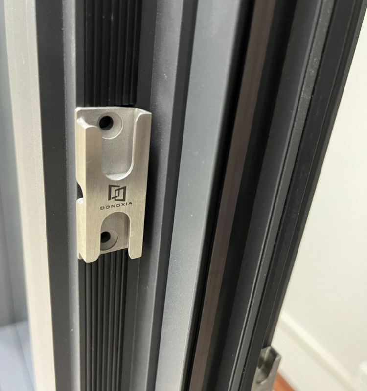 Ventana de estilo minimalista moderno con pantalla oculta fácil de quitar y limpiar