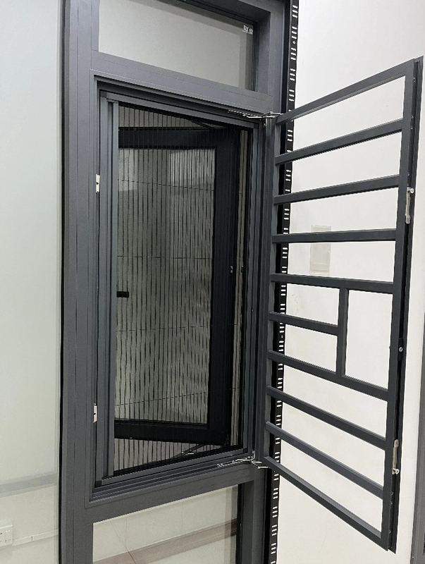 Ventana de estilo minimalista moderno con pantalla oculta fácil de quitar y limpiar