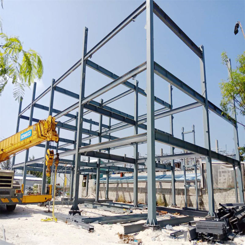 Taller construido con acero personalizable con superficie pintada y baranda de acero de sección C