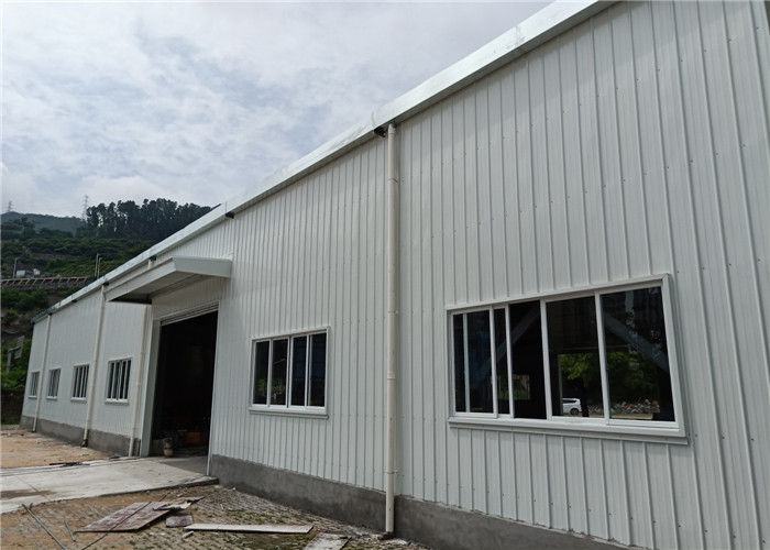 Estructura de acero Warehouse de la luz del panel de bocadillo del EPS para el almacenamiento y el taller