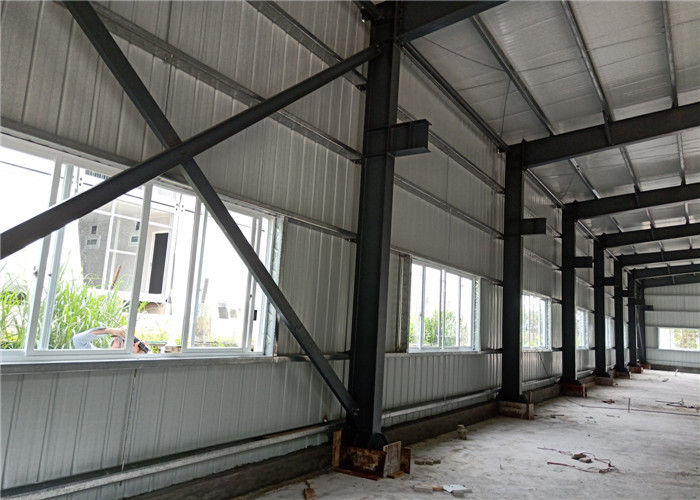 Estructura de acero Warehouse de la luz del panel de bocadillo del EPS para el almacenamiento y el taller